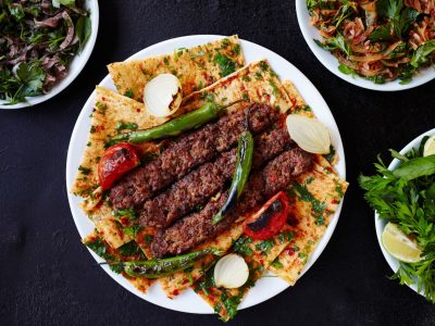 Adana Kebap Teller Lammhackfleischspieß mit Pommes